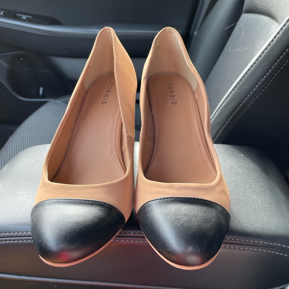 Torrid 10W black toed nude heels